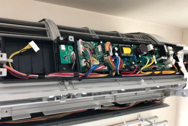 お掃除機能付きエアコンの内部部品