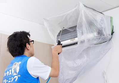 東京ガスのエアコンクリーニング作業風景
