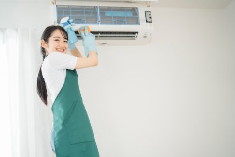 業者に頼まず自分でエアコンクリーニングする女性