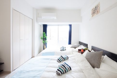 ベッドのある寝室のエアコンクリーニング